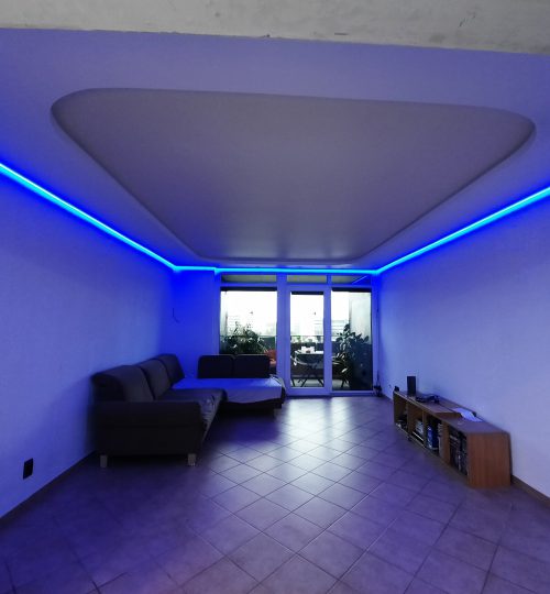 Wohnzimmer mit LED und Spanndecke